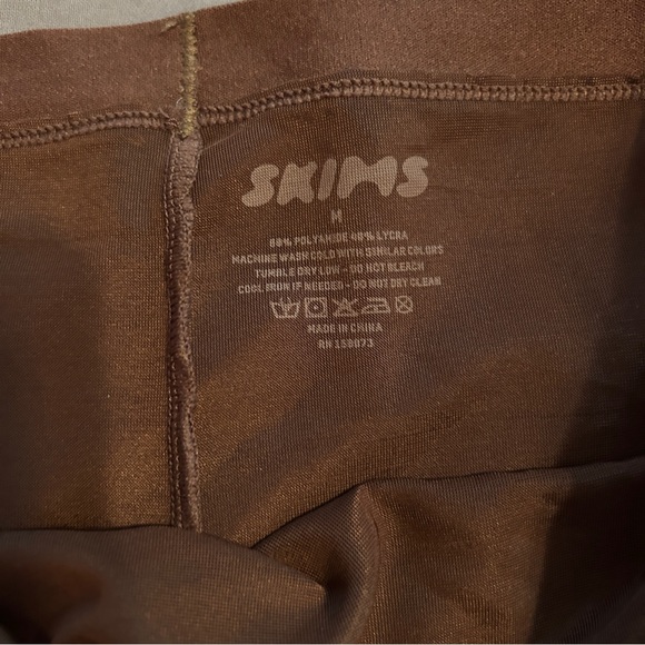 ⭐️ LIKE NEW SKIMS Barely There Mid Thigh Short - Cocoa - Picture 3 of 4